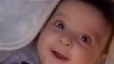 رغم مكوثه 5 أيام.. رضيع الأنقاض الضاحك يأسر قلوب الملايين