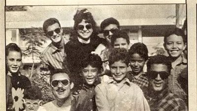 صورة لـ أحمد زكي مع عائلة فاروق الفيشاوي.. ونجل الأخير يعلق