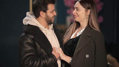 وصلة رومانسية بين المطرب محمد رشاد وخطيبته احتفالا بعيد الحب