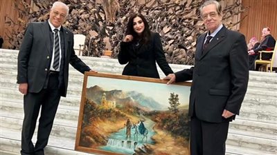 البابا فرنسيس يتسلم لوحة مسار العائلة المقدسة لجبل الطير ويرفعها على حائط الفاتيكان