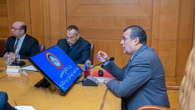 وزير الإنتاج الحربي يجتمع مع 