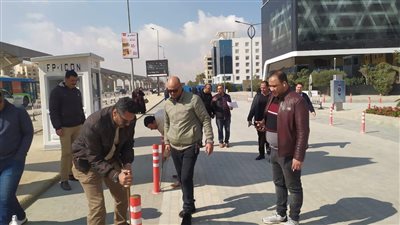 حملات مكثفة لرفع الإشغالات وفتح الطرق أمام المارة بمدينة القاهرة الجديدة