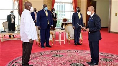 سفير مصر في أوغندا يسلم أوراق اعتماده للرئيس الأوغندي