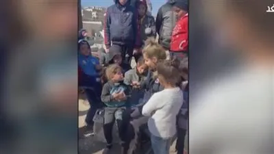 طفلة سورية بعد انهيار منزلها بسبب الزلزال: 