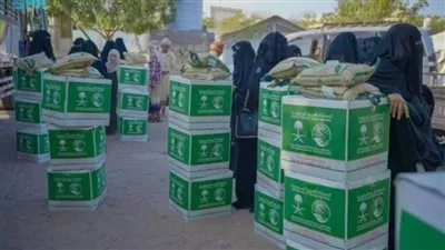 مركز الملك سلمان للإغاثة يوزع 435 كرتونًا من المواد الغذائية بمحافظة تعز