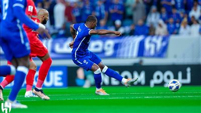 إيجالو يسجل الهدف الأول لصالح الهلال في شباك أهلي دبي 