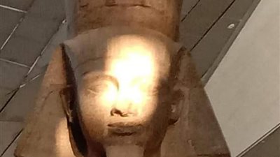  السادسة صباحًا... تعامد أشعة الشمس على وجه رمسيس الثاني في المتحف المصري الكبير