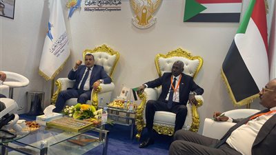 وزير الإنتاج الحربي يجتمع مع وزير الدفاع السوداني بمعرض الدفاع الدولي 