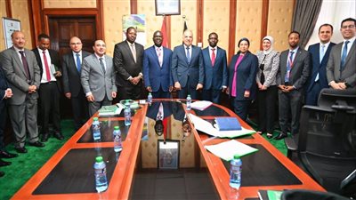 وزير الري يلتقى أعضاء البرلمان الكيني لمناقشة التعاون في مجالي المياه والتكيف مع التغيرات المناخية
