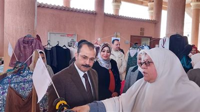 نائب رئيس جامعة بنها يفتتح معرض الملابس الخيرى لطلاب كلية التربية