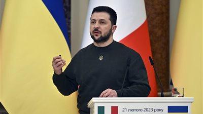 زيلينسكي: قواتنا تتشبث بمواقعها في الشرق رغم الهجمات الروسية