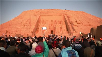 بحضور  6300 سائح وزائر.. الشمس تتعامد على وجه الملك رمسيس الثانى بمدينة أبو سمبل (فيديو)