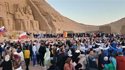 أمام حدث تابعه العالم وشهده الآلاف.. عروض فلكلورية لفرق مهرجان أسوان في تعامد الشمس على قدس الأقداس