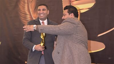 تكريم دكتور مصطفى ثابت رئيس تحرير موقع الفجر من مهرجان الأفضل بين الأفضل 