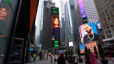 النجمة كارول سماحة سفيرة برنامج EQUAL Arabia الموسيقي لشهر فبراير في تايمز سكوير
