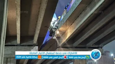 انقلاب سيارة من أعلى الطريق الدائري.. وقائدها يصارع الموت 