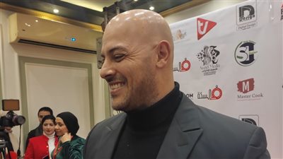 أحمد التهامي لـ خط أحمر: العمل مع الزعيم كان حلمًا.. وعلّقت صور الزعيم وجاكسون وغانم في غرفتي