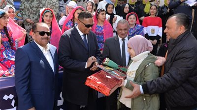 محافظ الدقهلية يشهد الاحتفالية التي نظمتها مدرسة شجرة الدر الإعدادية للبنات بالمنصورة