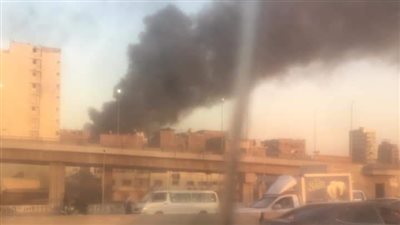 السحابة السوداء غطت السماء.. اندلاع حريق هائل داخل مخزن أخشاب بصفط اللبن 
