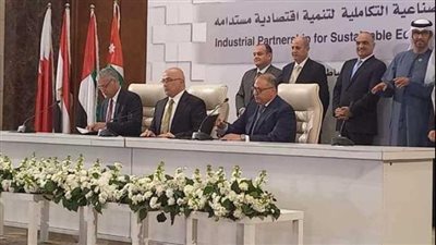 فوسفات مصر توقع عقود عمل مع الإمارات لإقامة مصنع كيماويات بـ400 مليون دولار