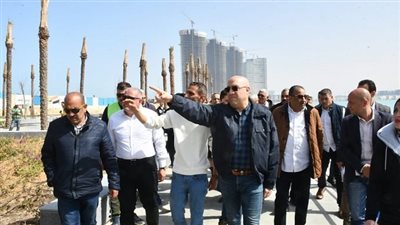 وزير الإسكان يتفقد سير العمل بالأبراج الشاطئية بالعلمين الجديدة ويوجه بالعمل على مدار الـ24 ساعة