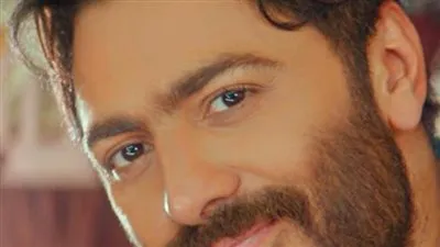 تامر حسني يعد معجبة بالغناء معه.. وهذا رد فعلها