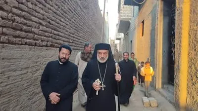 الأنبا باسيليوس يجري زيارة رعوية لكنيسة السيدة العذراء بطوه