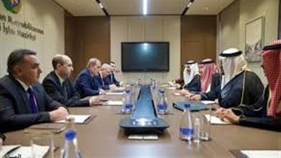 الخريجي يلتقي بنائب وزير خارجية أذربيجان لعقد جولات سياسية