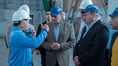 وزير الإنتاج الحربي يفاجئ عمال مصنع بزيارة غير متوقعة