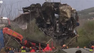 شاهد.. رفع حطام قطاري اليونان بعد حادث أسفر عن 36 قتيلا