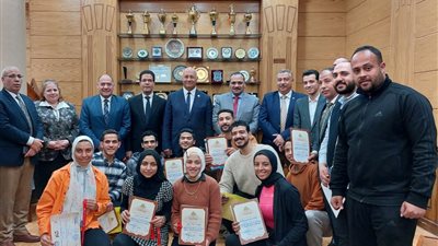 مجلس جامعة بنها يكرم الطلاب المتميزين في الأنشطة الطلابية 