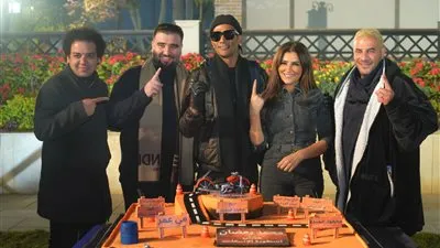 محمد رمضان يحتفل بتقطيع تورتة 