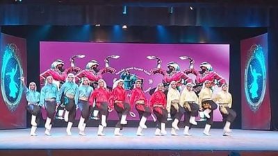 نجوم الفرقة القومية للفنون الشعبية تشارك في معرض 