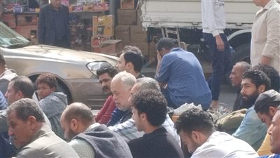 أشرف زكي يترك مقر الانتخابات ويؤدي صلاة الجمعة