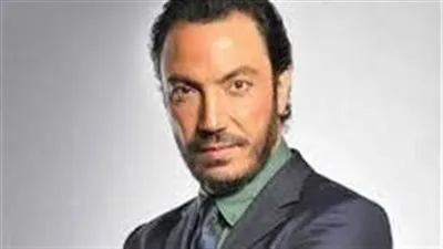 طارق لطفي يقف إلى جوار محمود حميدة في 