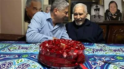 نجل عبد الرحمن أبو زهرة يحتفل بعيد ميلاد والده ويمازحه