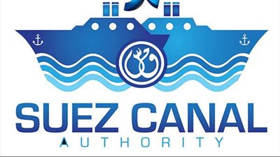 تفاصيل دفع 4 قاطرات للتعامل مع جنوح سفينة حاويات خلال عبورها قناة السويس
