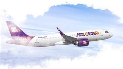 فيديو يحبس الأنفاس.. فتح باب طائرة في الجو يثير ذعرا