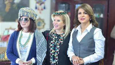 إلهام شاهين برفقه هالة سرحان من زيارتهم لمتحف الأزياء التراثية العراقية