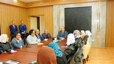  شريف خاطر يلتقي بأعضاء الجهاز الإداري بجامعة المنصورة الأهلية