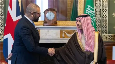 وزير الخارجية يلتقي وزير خارجية بريطانيا