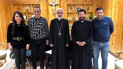 الأنبا باسيليوس يلتقي لجنة الشباب بالإيبارشية