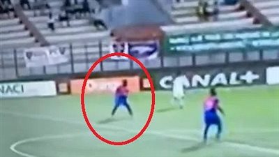 لحظة وفاة لاعب إيفواري بعد وعكة صحية داخل الملعب (فيديو)