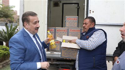 محافظ المنوفية يتفقد سيارات السلع الغذائية وتوزيعها على المنافذ والمعارض