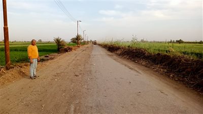 حملة لإزالة التعديات بالبناء وتمهيد طرق أبومناع غرب في قنا