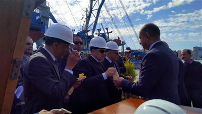 رئيس قناة السويس يرفع علم مصر على قاطرة حصلت عليها الهيئة تعويضًا عن تعويم السفية إيفرجيفن