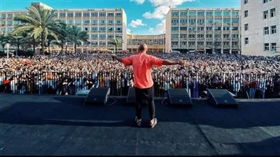 محمود العسيلي يشارك الجمهور صوراً جديدة من حفل الإسكندرية