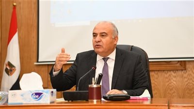 محافظ قنا يسلم 20 أما مثالية أجهزة كهربائية 