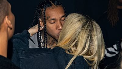 قبلة تؤكد ارتباط الثنائي آفريل لافين وتيجا