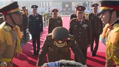السيسي يُنيب وزير الدفاع لوضع إكليل الزهور على النصب التذكاري لشهداء القوات المسلحة (فيديو)